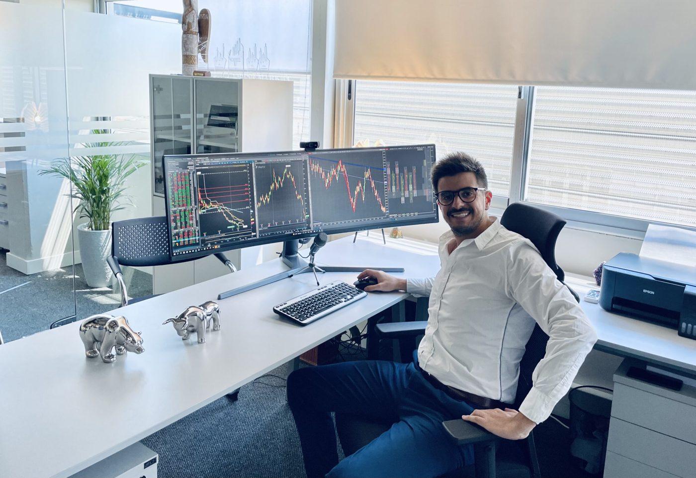 Esteban en su escritorio de trading