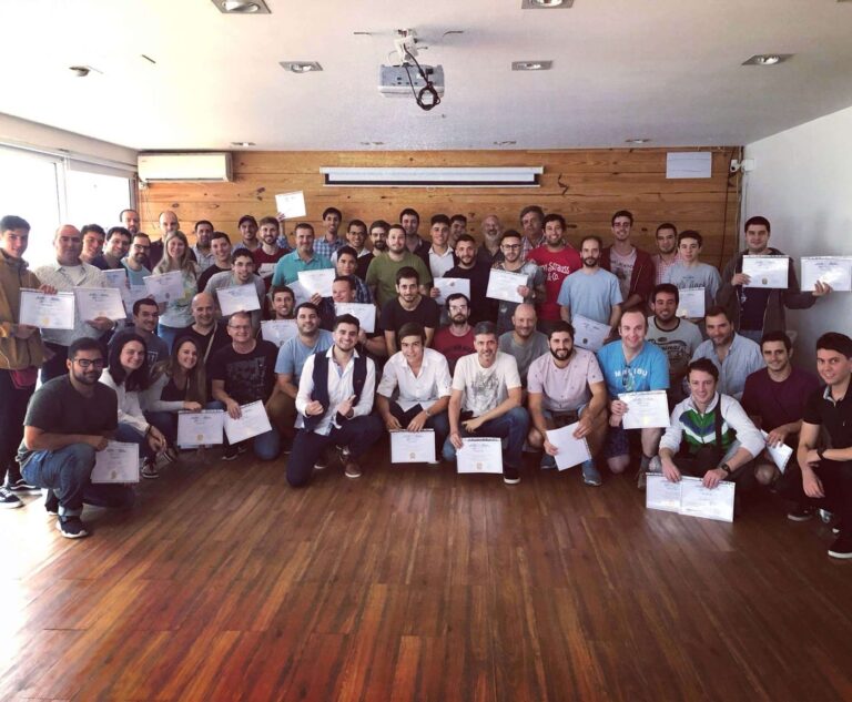 Alumnos de MVD con su diploma